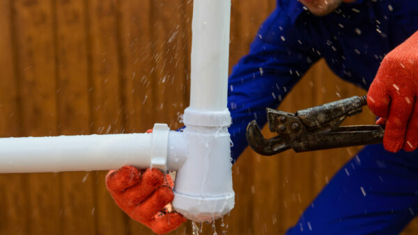 Spoed lekkage: wanneer is het écht spoed en wanneer kun je nog wachten?