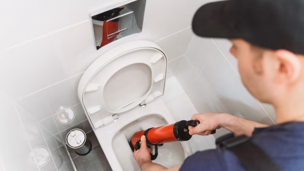 WC ontstoppen: oorzaken, oplossingen en professionele hulp van Loodgieters24uur