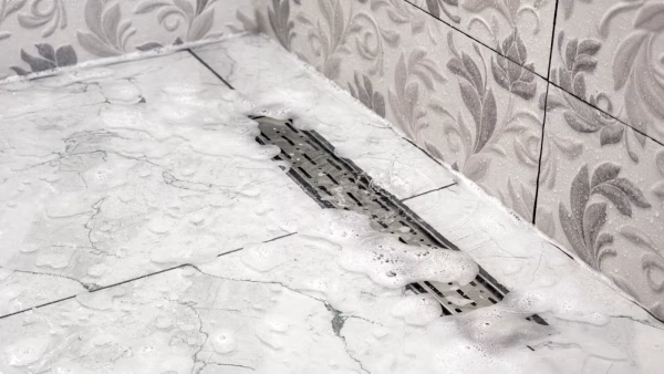 Verstopte afvoer douche: oorzaken, oplossingen en wanneer professionele hulp nodig is