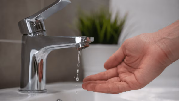 Lage waterdruk in huis: oorzaken, oplossingen en wanneer u een loodgieter moet inschakelen